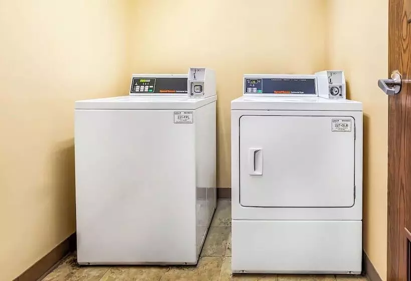 ホテル Norwood Inn And Suites Detroit