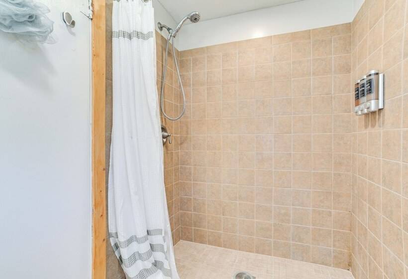 Houghton Lake Cottage W/ Patio: Walk To Waterfront