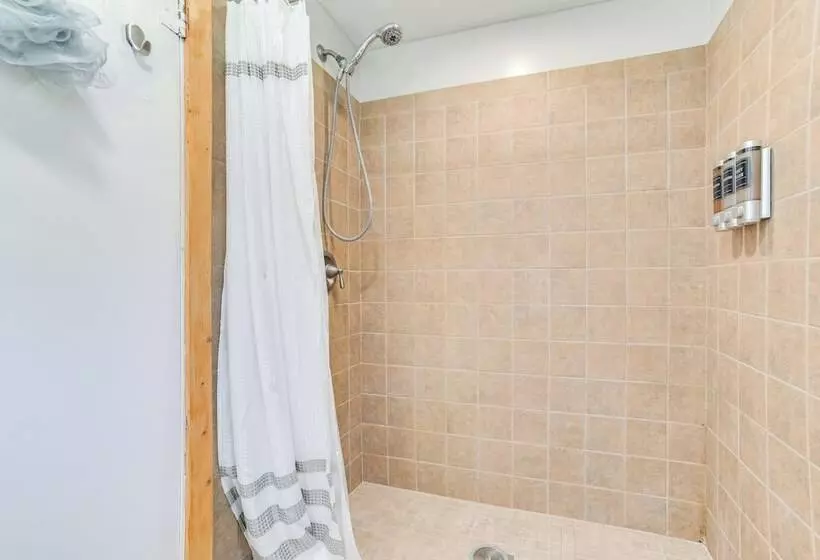 Houghton Lake Cottage W/ Patio: Walk To Waterfront