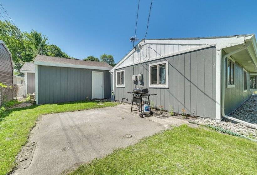 Houghton Lake Cottage W/ Patio: Walk To Waterfront