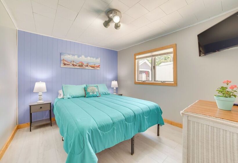 Houghton Lake Cottage W/ Patio: Walk To Waterfront