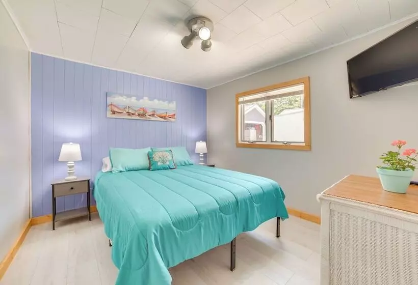 Houghton Lake Cottage W/ Patio: Walk To Waterfront