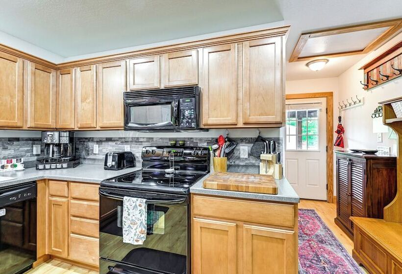 Idyllic Sylva Cabin W/ Great Smoky Mountains View!