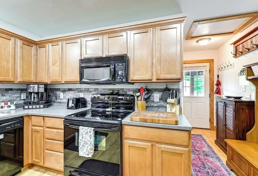 Idyllic Sylva Cabin W/ Great Smoky Mountains View!