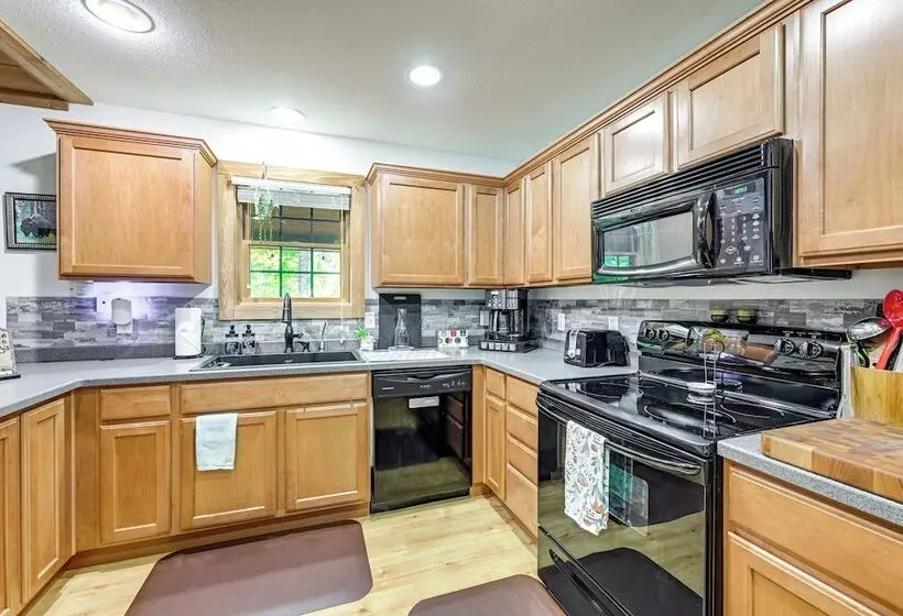 Idyllic Sylva Cabin W/ Great Smoky Mountains View!