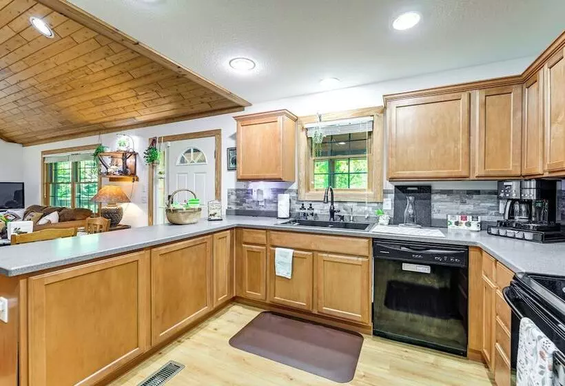 Idyllic Sylva Cabin W/ Great Smoky Mountains View!