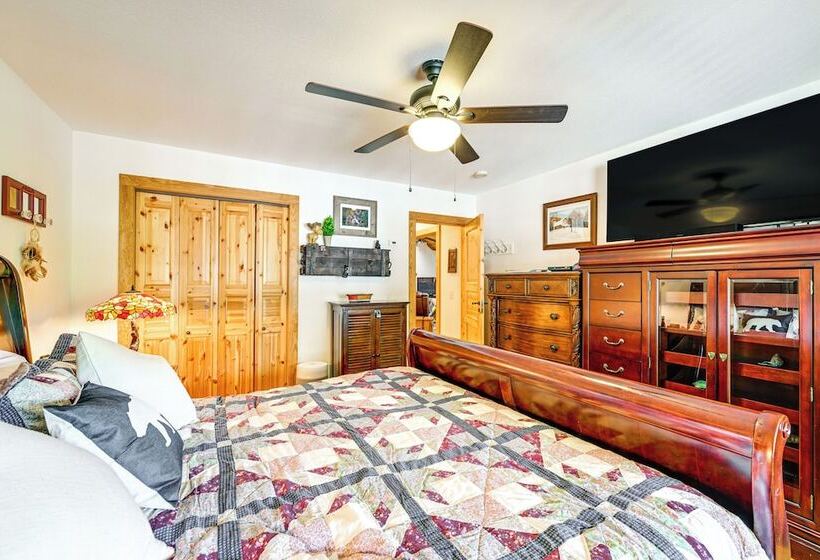 Idyllic Sylva Cabin W/ Great Smoky Mountains View!