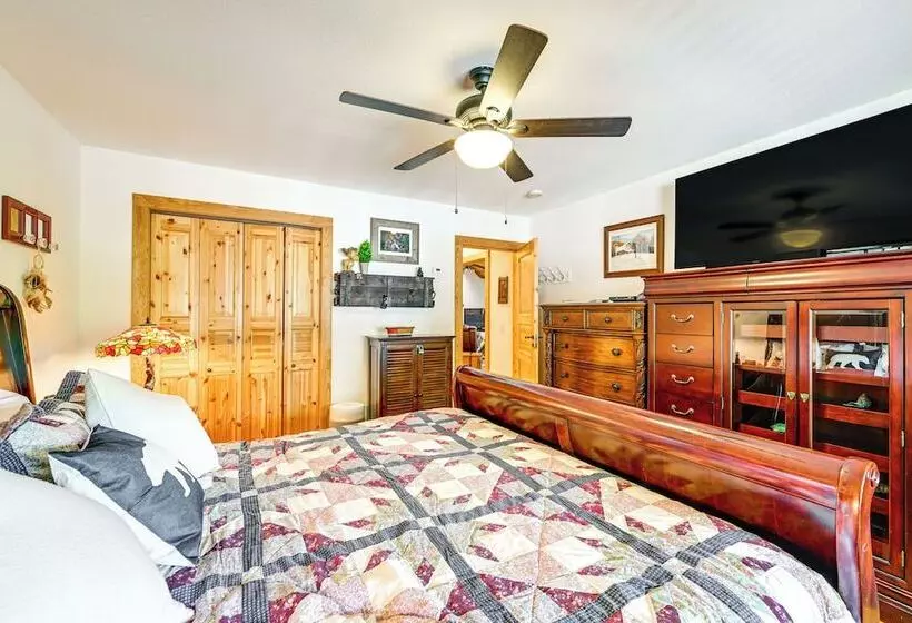 Idyllic Sylva Cabin W/ Great Smoky Mountains View!