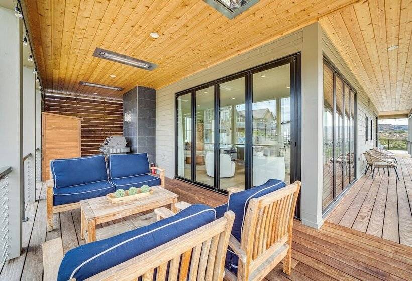 Hot Tub & Lake Views: Lake Chelan Lookout Home!