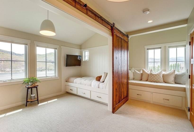 Hot Tub & Lake Views: Lake Chelan Lookout Home!