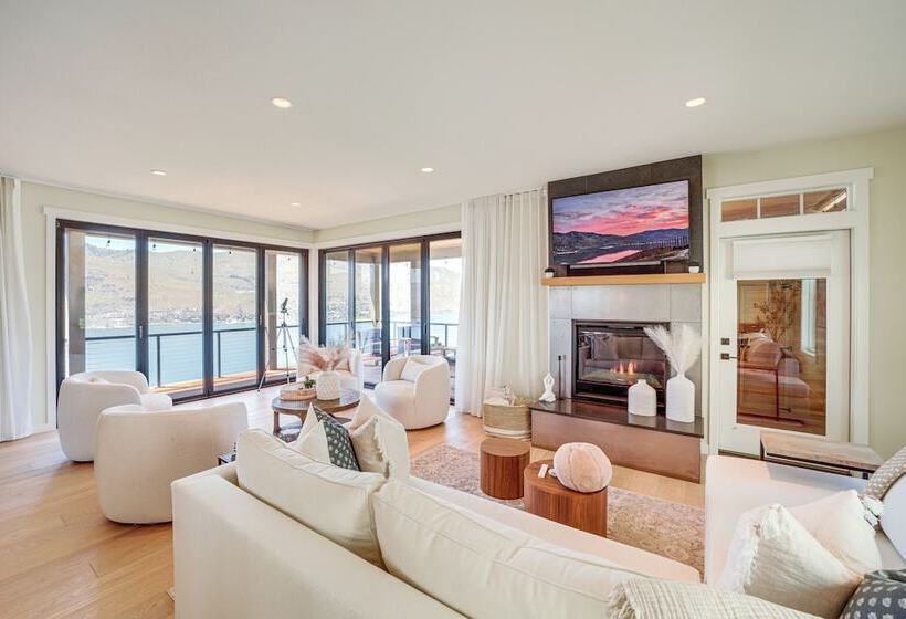 Hot Tub & Lake Views: Lake Chelan Lookout Home!