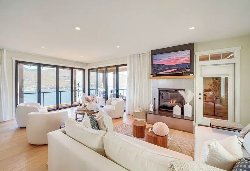 Hot Tub & Lake Views: Lake Chelan Lookout Home!