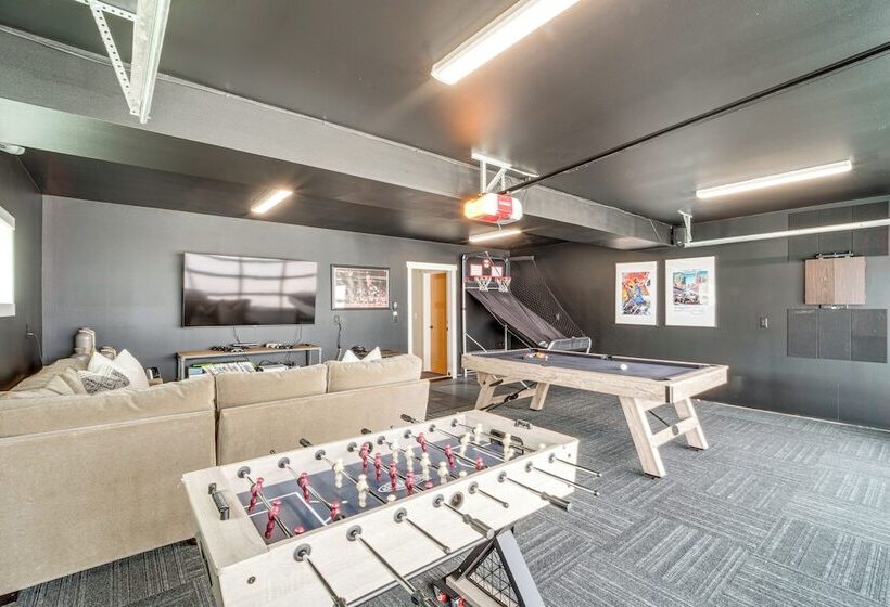 Hot Tub & Lake Views: Lake Chelan Lookout Home!