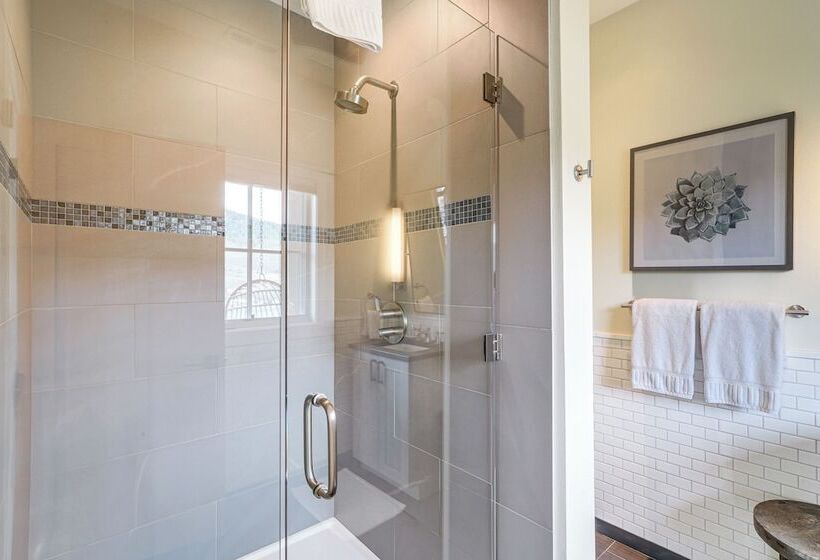 Hot Tub & Lake Views: Lake Chelan Lookout Home!