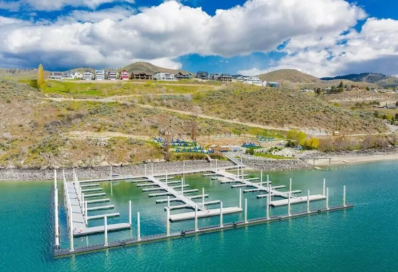 Hot Tub & Lake Views: Lake Chelan Lookout Home!