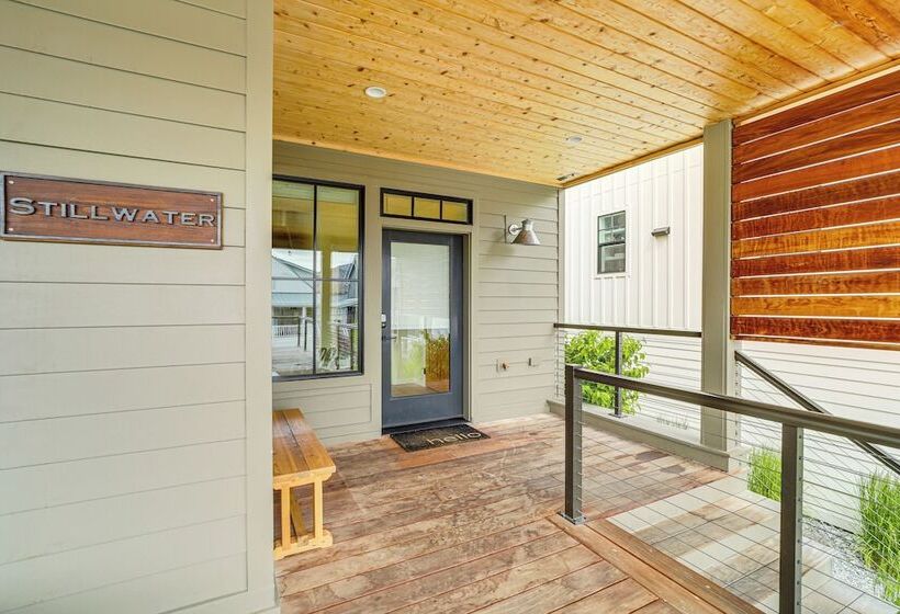 Hot Tub & Lake Views: Lake Chelan Lookout Home!