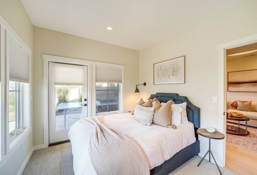 Hot Tub & Lake Views: Lake Chelan Lookout Home!