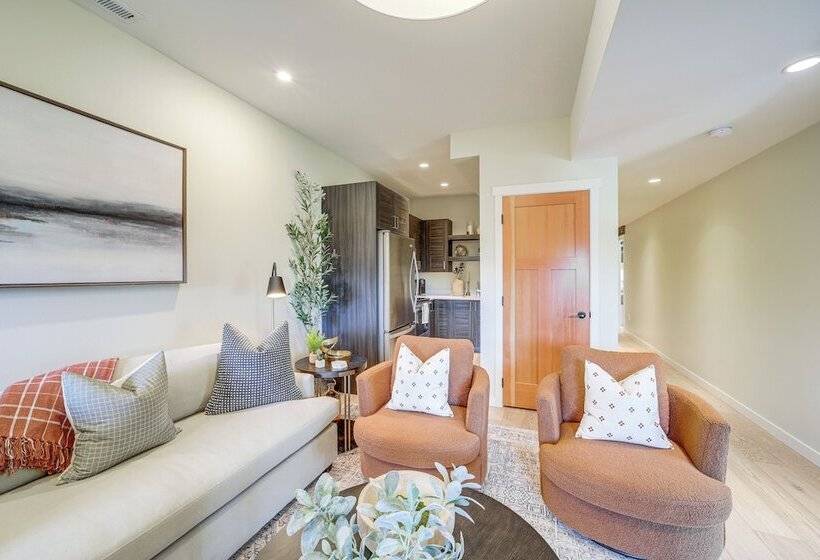 Hot Tub & Lake Views: Lake Chelan Lookout Home!