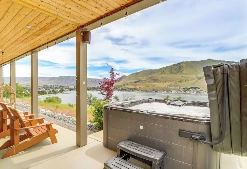 Hot Tub & Lake Views: Lake Chelan Lookout Home!