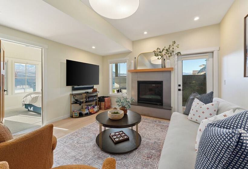 Hot Tub & Lake Views: Lake Chelan Lookout Home!