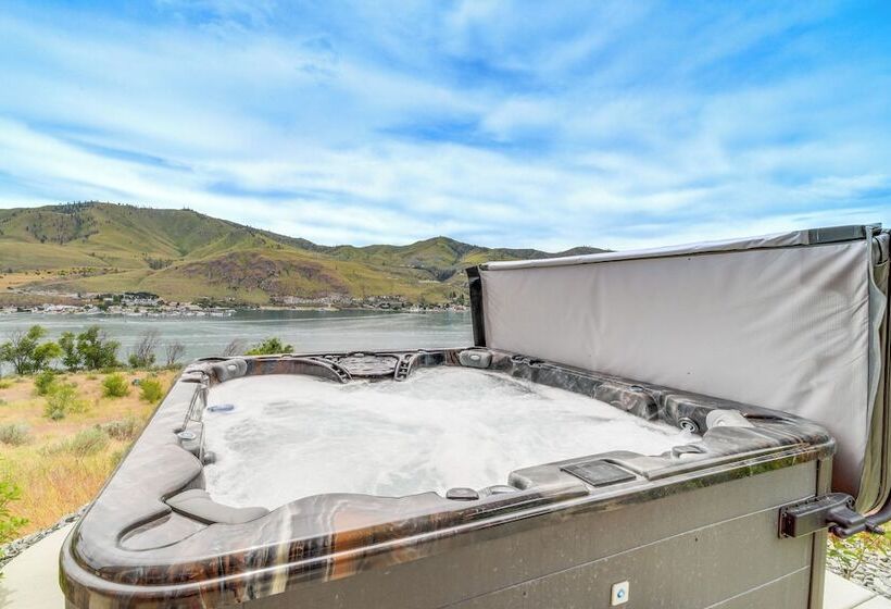 Hot Tub & Lake Views: Lake Chelan Lookout Home!