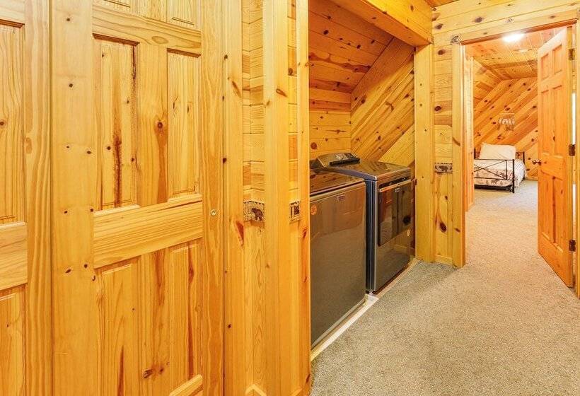 Lakefront Tower Home W/ Shared Dock!