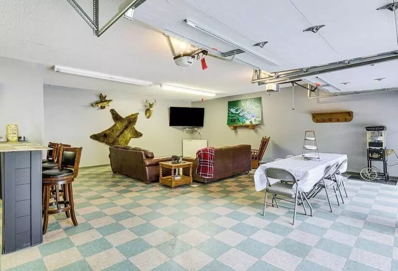 Lakefront Tower Home W/ Shared Dock!