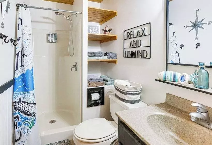 Lakefront Tower Home W/ Shared Dock!