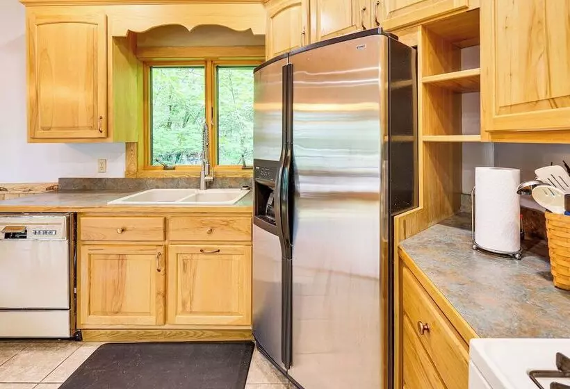 Lakefront Tower Home W/ Shared Dock!