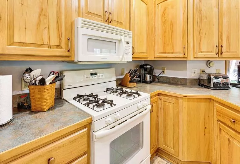 Lakefront Tower Home W/ Shared Dock!