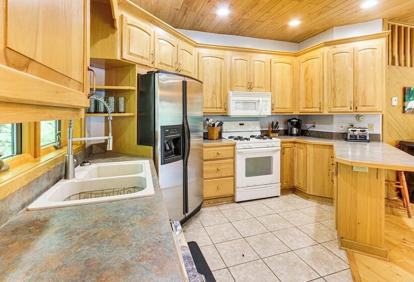 Lakefront Tower Home W/ Shared Dock!