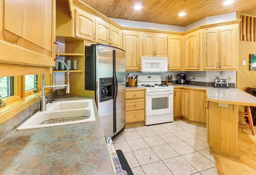 Lakefront Tower Home W/ Shared Dock!