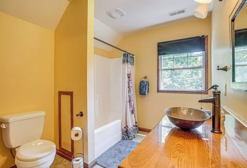 Quiet Family Cabin In Hamden: Hot Tub + Game Room!