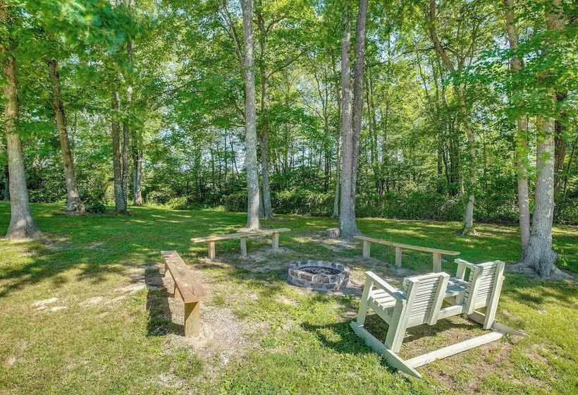 Quiet Family Cabin In Hamden: Hot Tub + Game Room!