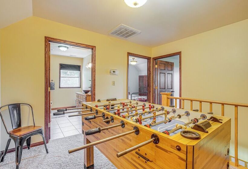 Quiet Family Cabin In Hamden: Hot Tub + Game Room!