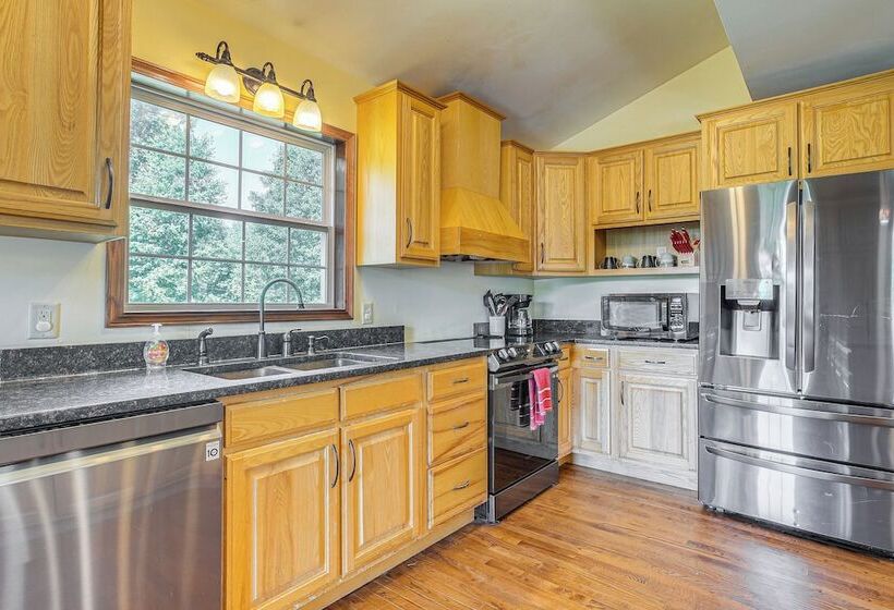 Quiet Family Cabin In Hamden: Hot Tub + Game Room!