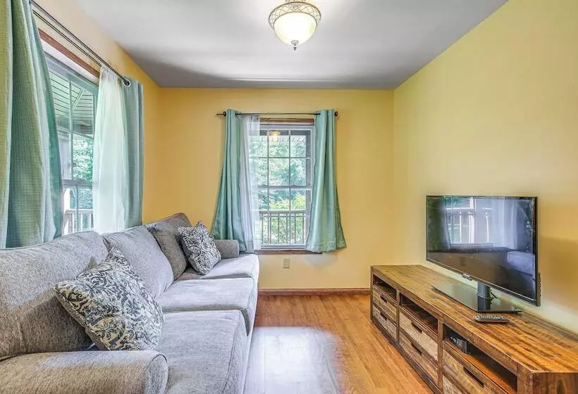 Quiet Family Cabin In Hamden: Hot Tub + Game Room!