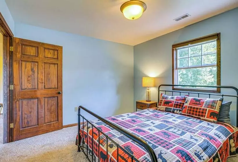 Quiet Family Cabin In Hamden: Hot Tub + Game Room!