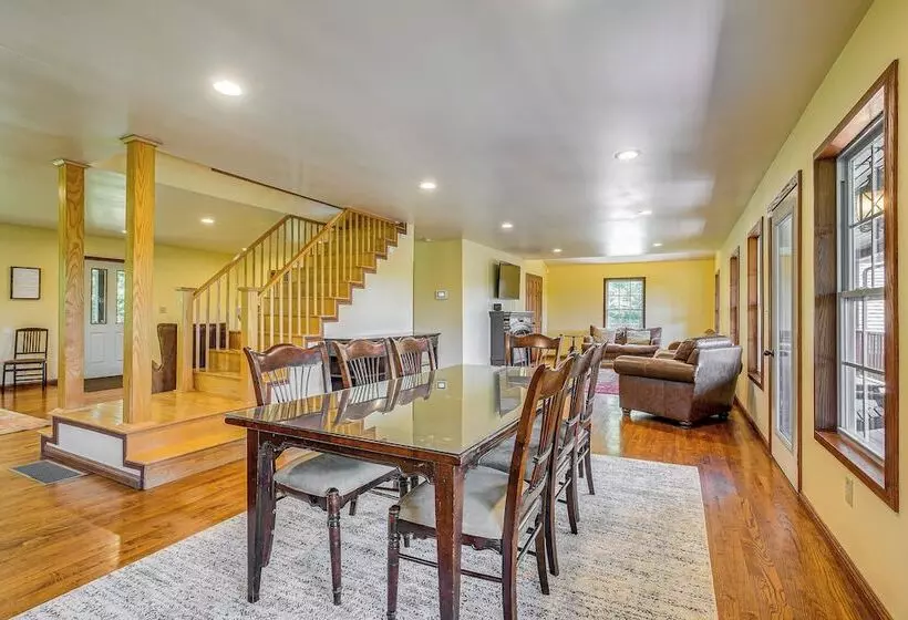 Quiet Family Cabin In Hamden: Hot Tub + Game Room!