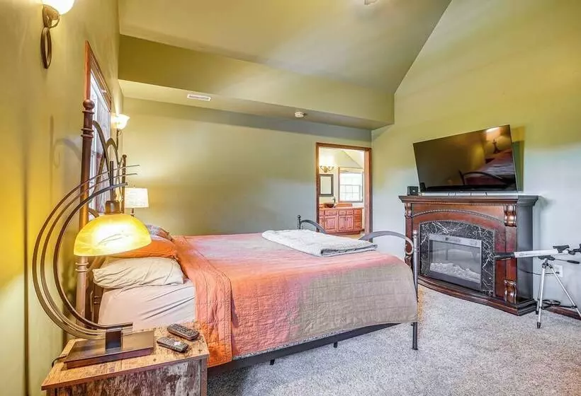 Quiet Family Cabin In Hamden: Hot Tub + Game Room!