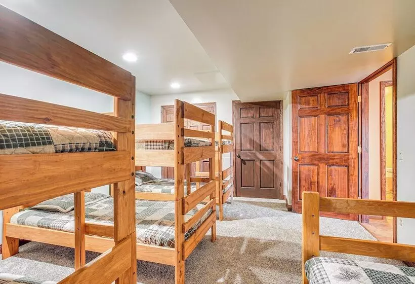 Quiet Family Cabin In Hamden: Hot Tub + Game Room!