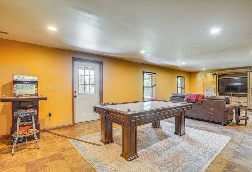 Quiet Family Cabin In Hamden: Hot Tub + Game Room!