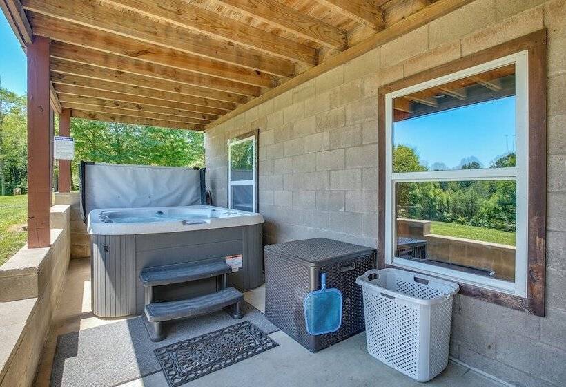 Quiet Family Cabin In Hamden: Hot Tub + Game Room!