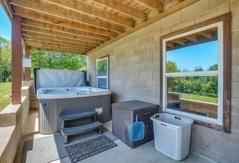 Quiet Family Cabin In Hamden: Hot Tub + Game Room!