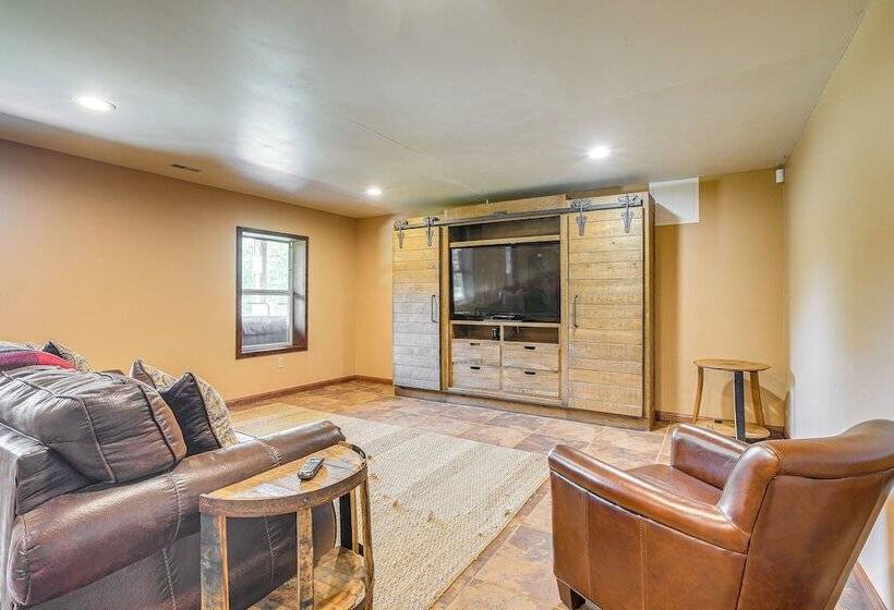 Quiet Family Cabin In Hamden: Hot Tub + Game Room!
