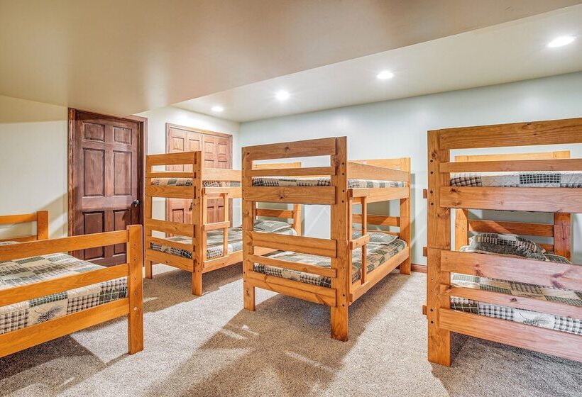 Quiet Family Cabin In Hamden: Hot Tub + Game Room!