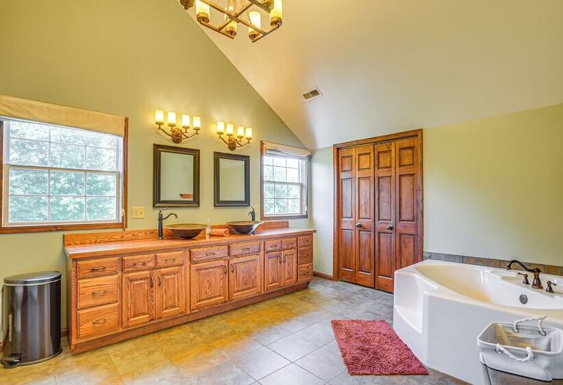 Quiet Family Cabin In Hamden: Hot Tub + Game Room!