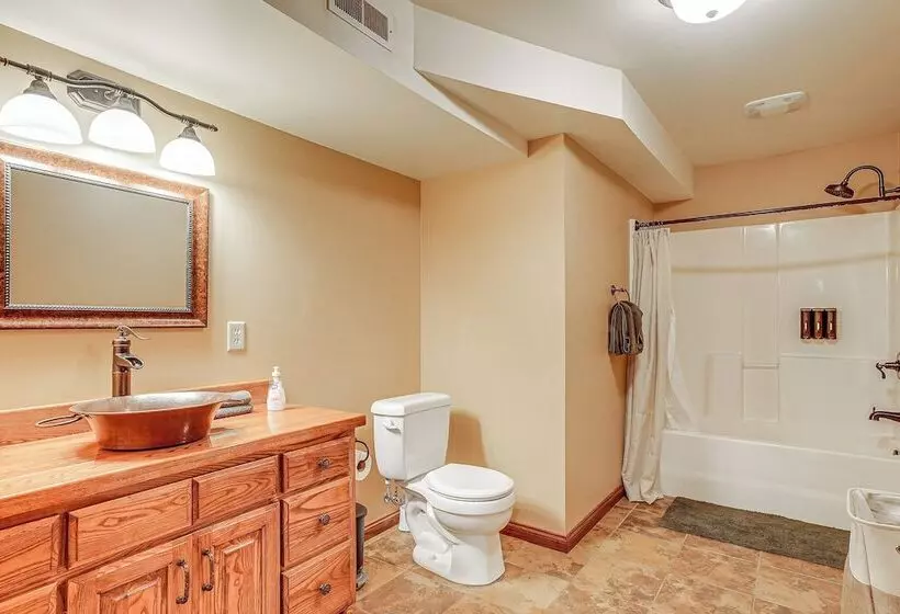 Quiet Family Cabin In Hamden: Hot Tub + Game Room!