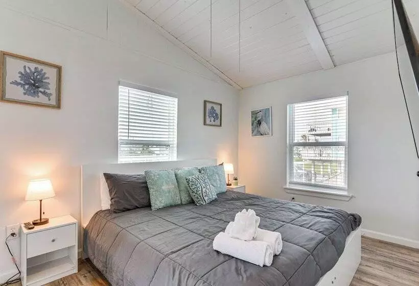 Walk To Beach & State Park: Texas Gulf Coast Home