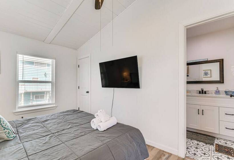 Walk To Beach & State Park: Texas Gulf Coast Home